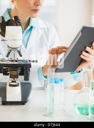 Woman using digital tablet in laboratory Banque D'Images