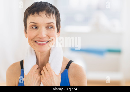 Portrait of young woman in gym Banque D'Images