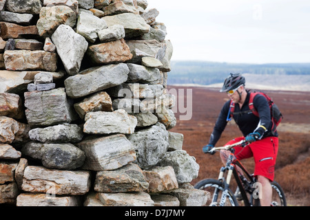 Du vélo de montagne pour atteindre le sommet sur Cairn Simon Howe près de North York Moors Goathland Angleterre UK Banque D'Images