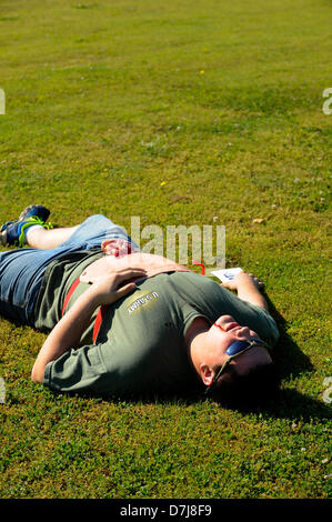 Vernon Alabama, USA. 8 mai 2013. Nathan Vaughan joue l'une des victimes décédées dans un simulacre d'disaaster à Lamar Comté School of Technoogy. L'exercice a eu lieu à Vernon, New York. Crédit : Tim Thompson/Alamy Live News Banque D'Images