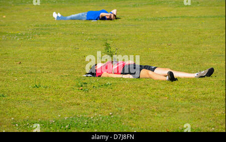 Vernon Alabama, USA. 8 mai 2013. Amanda Cunningham prétend être empalé par une branche d'arbre au cours de l'exercice d'un forage dans Vernon, New York. Crédit : Tim Thompson/Alamy Live News Banque D'Images