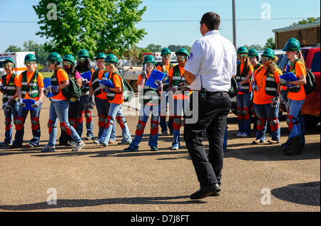 Vernon Alabama, USA. 8 mai 2013. Jacob Elliott, chef de Vernon Recherche & sauvetage, de discussions avec les étudiants participants avant l'exercice commence. Elliott et les étudiants participent à une simulation d'exercice catastrophe à Vernon, New York. Il a été tenu à l'École de la technologie Lamar Comté. Crédit : Tim Thompson/Alamy Live News Banque D'Images