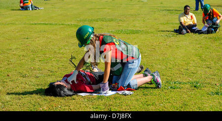 Vernon Alabama, USA. 8 mai 2013. Savannah Flynn, chapeau vert, aide Amanda Cunningham au cours de l'exercice d'un forage dans Vernon, New York. L'exercice a eu lieu à l'École de la technologie Lamar Comté. Crédit : Tim Thompson/Alamy Live News Banque D'Images