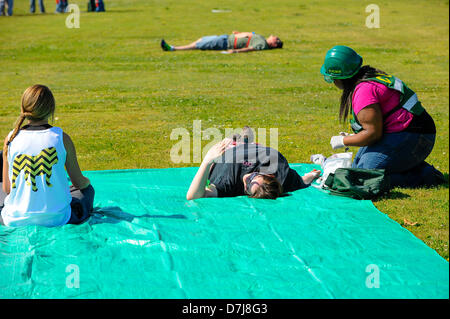 Vernon Alabama, USA. 8 mai 2013. La zone de triage du foret commence saturer avec les blessés. Le forage d'un incident simulé a eu lieu à l'École de la technologie Lamar Comté de Vernon, en Alabama. Crédit : Tim Thompson/Alamy Live News Banque D'Images