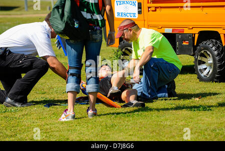 Vernon Alabama, USA. 8 mai 2013. Jacob Elliott, gauche, andLynn Blanc, aider à charger Amanda Cunningham dans le camion. Cela faisait partie d'une catastrophe simulée tenue à l'École de technologie de Lamar Vernon Alabama. Crédit : Tim Thompson/Alamy Live News Banque D'Images