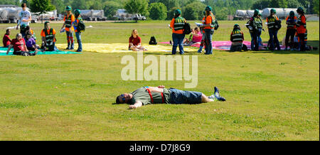 Vernon Alabama, USA. 8 mai 2013. Nathan Vaughan paitently vous attend pour être transporté hors du terrain au cours de l'exercice d'une perceuse. L'exercice a eu lieu à l'École de la technologie Lamar Comté de Vernon, en Alabama. Crédit : Tim Thompson/Alamy Live News Banque D'Images