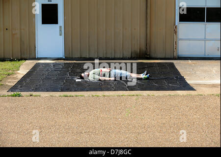 Vernon Alabama, USA. 8 mai 2013. Nathan Vaughan a été le premier à arriver à la morgue de fortune. Vaughan prend part à une simulation d'exercice catastrophe à l'École de technologie de Lamar Vernon Alabama. Crédit : Tim Thompson/Alamy Live News Banque D'Images