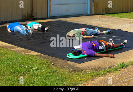 Vernon Alabama, USA. 8 mai 2013. La morgue de fortune continue à se remplir au cours de l'exercice d'une perceuse à la Lamar Comté l'École de la technologie. L'école est située dans la région de Vernon, New York. Crédit : Tim Thompson/Alamy Live News Banque D'Images