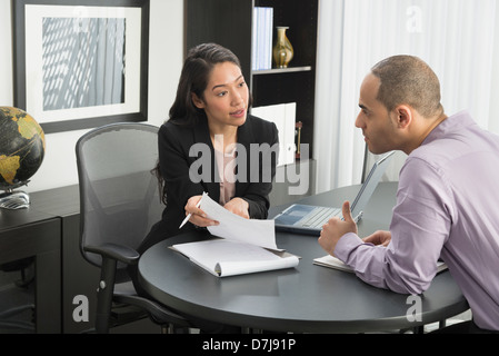 Man and Woman at meeting in office Banque D'Images