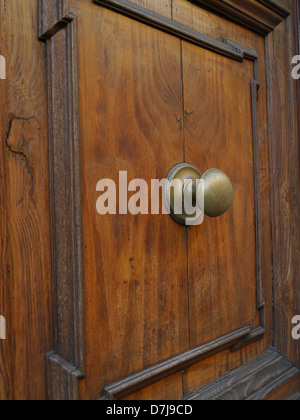 Rome old apartment building porte en bois Banque D'Images