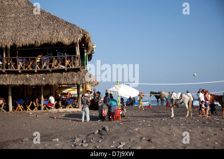 Playa El Tunco, un quartier animé et la plage de surf de destination sur la côte Pacifique du Salvador près de San Salvador. Banque D'Images