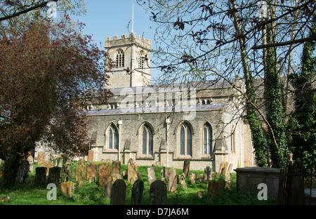 L'Oxfordshire, UK. L'église paroissiale de Saint Leonard's dans le village d'Eynsham près de Witney. L'année 2013. Banque D'Images