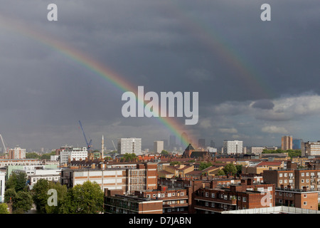 Canary Wharf et double arc-en-ciel vue de Hoxton Banque D'Images