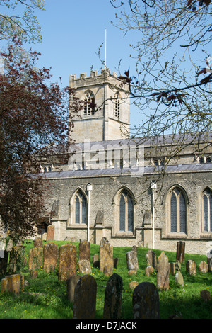 L'Oxfordshire, UK. L'église paroissiale de Saint Leonard's dans le village d'Eynsham près de Witney. L'année 2013. Banque D'Images