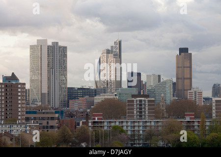 Ville de London, gros plan de la tour Gherkin, 42, Heron Tower, ciel lourd sur la ville, d'argent, gris City, l'entreprise, Square Mile, Banque D'Images