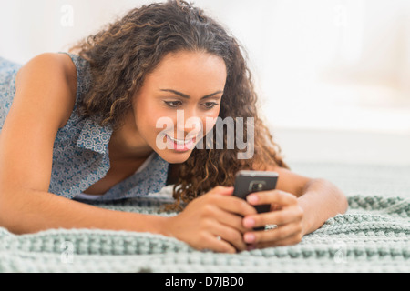 Young woman using smartphone Banque D'Images
