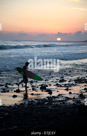 Playa El Tunco, un quartier animé et la plage de surf de destination sur la côte Pacifique du Salvador près de San Salvador. Banque D'Images