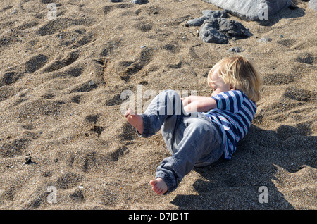 Jeune garçon dans le numéro 3309 de sable Banque D'Images