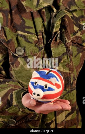 Soldat tenant une Union Jack tirelire. Banque D'Images