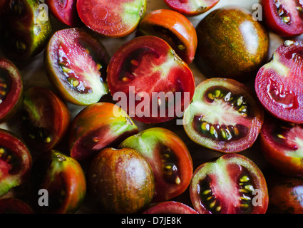 Les tomates fraîchement coupé Banque D'Images