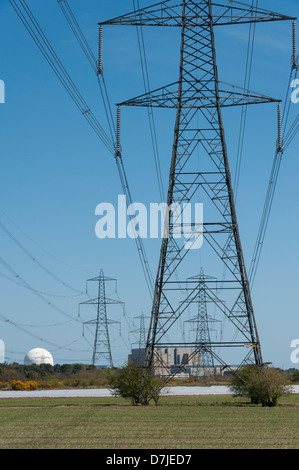 Pylônes électriques sur les terres agricoles à la centrale nucléaire de Sizewell UK Suffolk Banque D'Images