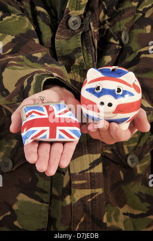 Soldat tenant une Union Jack tirelire. Banque D'Images