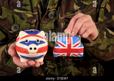 Soldat tenant une Union Jack tirelire. Banque D'Images