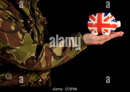 Soldat tenant une Union Jack tirelire. Banque D'Images