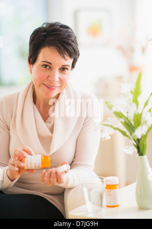 Portrait of mature woman taking pills Banque D'Images