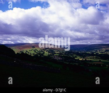 Vue sur Wensleydale sur les pentes de l'Ouest au-dessus de la balise Penhill Burton Wensleydale Yorkshire Dales England Banque D'Images