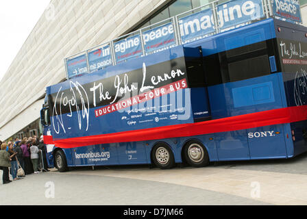 Liverpool, Royaume-Uni. 8 mai 2013. Le bus lui-même à l'extérieur du Musée de Liverpool . Yoko Ono lance un nouveau John Lennon educational bus au Musée de Liverpool avant qu'il se lance dans une tournée autour des écoles, collèges et les festivals à travers le Royaume-Uni et l'Europe, y compris un passage à Londres, Southbank centre dans le cadre du Festival Meltdown en juin 2013.. Crédit : David Colbran/Alamy Live News Banque D'Images