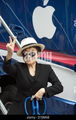 Liverpool, Royaume-Uni. 8 mai 2013. Yoko Ono donne à la foule et aux médias un symbole de la paix . Yoko Ono lance un nouveau John Lennon educational bus au Musée de Liverpool avant qu'il se lance dans une tournée autour des écoles, collèges et les festivals à travers le Royaume-Uni et l'Europe, y compris un passage à Londres, Southbank centre dans le cadre du Festival Meltdown en juin 2013.. Crédit : David Colbran/Alamy Live News Banque D'Images