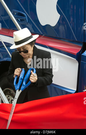 Liverpool, Royaume-Uni. 8 mai 2013. Yoko coupe le ruban rouge, déclarant le bus open ! . Yoko Ono lance un nouveau John Lennon educational bus au Musée de Liverpool avant qu'il se lance dans une tournée autour des écoles, collèges et les festivals à travers le Royaume-Uni et l'Europe, y compris un passage à Londres, Southbank centre dans le cadre du Festival Meltdown en juin 2013.. Crédit : David Colbran/Alamy Live News Banque D'Images