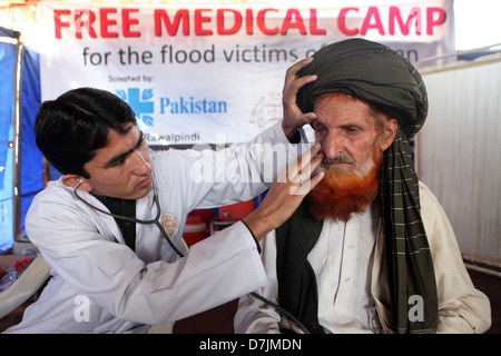 Inondations au Pakistan, des soins de santé médicaux Banque D'Images