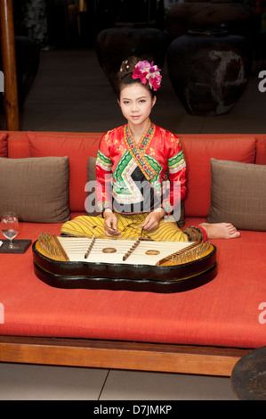 Thai girl playing khim Banque D'Images
