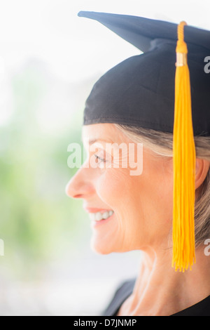 Portrait of woman in graduation cap Banque D'Images