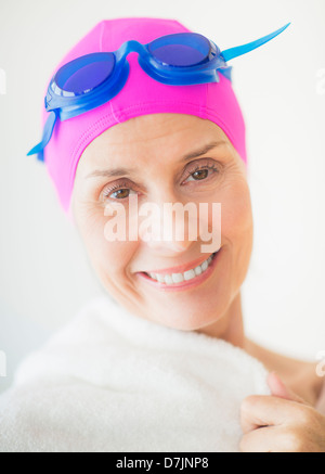 Portrait of smiling woman in bonnet et lunettes Banque D'Images