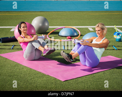 USA, Californie, Los Angeles, deux femmes à l'exercice de terrain de sport Banque D'Images