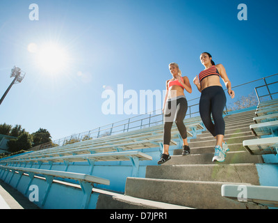 USA, Californie, Los Angeles, deux femmes walking down steps Banque D'Images