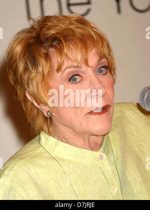 Le 08 mai 2013 - Fichier - JEANNE COOPER, le soap opera star qui a joué grande dame Katherine Chancellor pendant près de quatre décennies sur 'Les feux de l'amour" est mort. Elle a été 84. Cooper est mort mercredi matin d'une maladie non divulgués dans son sommeil, son fils l'acteur C. Bernsen annoncée publiquement. Sur la photo : 19 mars 2004 - Hollywood, Californie, États-Unis - Jeanne Cooper à 'feux de l' célèbre ses 25 ans de M. Thomas Scott. (Crédit Image : © Ed Geller/Globe Photos/ZUMAPRESS.com) Banque D'Images