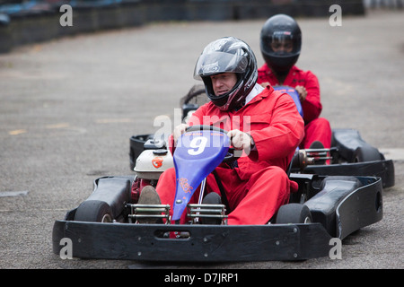 Le maire de Londres Boris Johnson va faire du karting dans un boiler suit à l'appui d'un organisme de bienfaisance Banque D'Images