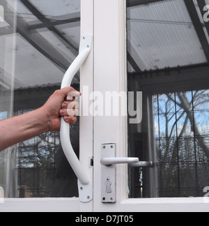 La main de l'homme en saisissant une poignée de l'invalidité, une forme de handicap vivant dans un environnement d'aide à domicile modèle & INTELLECTUELLE A ANNONCÉ Banque D'Images