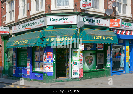 Magasin d'angle et mini-marché à prix coûtant à côté de License, magasin de proximité de nourriture et de vin avec des canopées dans les Hamlets de Brick Lane Tower East London, Angleterre, Royaume-Uni Banque D'Images