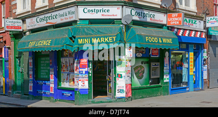 Brick Lane corner shop front of convenience store Banque D'Images