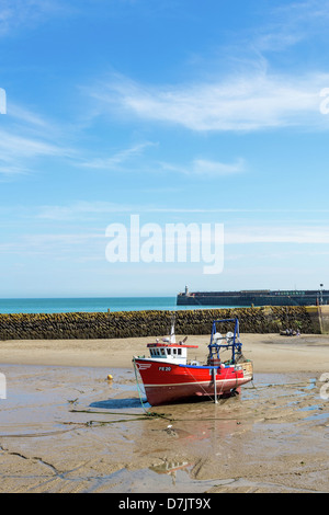 Le port de Folkestone à marée basse avec bateau de pêche dans le port Banque D'Images