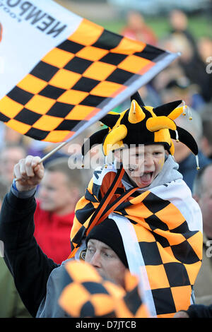 Newport, Pays de Galles, Royaume-Uni. 8 mai 2013. 080513 Newport County FC célèbrent leur retour à la Ligue de football avec une revue de la victoire sur un bus à toit ouvert à travers le centre-ville de Newport. Crédit : Matthieu Horwood / Alamy Live News Banque D'Images