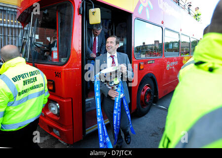 Newport, Pays de Galles, Royaume-Uni. 8 mai 2013. 080513 Newport County FC célèbrent leur retour à la Ligue de football avec une revue de la victoire sur un bus à toit ouvert à travers le centre-ville de Newport. Newport County FC manager Justin Edinburgh. Crédit : Matthieu Horwood / Alamy Live News Banque D'Images