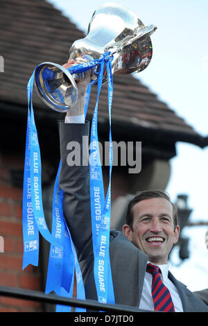 Newport, Pays de Galles, Royaume-Uni. 8 mai 2013. 080513 Newport County FC célèbrent leur retour à la Ligue de football avec une revue de la victoire sur un bus à toit ouvert à travers le centre-ville de Newport. Newport County FC manager Justin Edinburgh. Crédit : Matthieu Horwood / Alamy Live News Banque D'Images