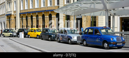 Les taxis de Londres en attente à taxi montrant l'évolution de l'apparence extérieure de la cabine standard noire Banque D'Images