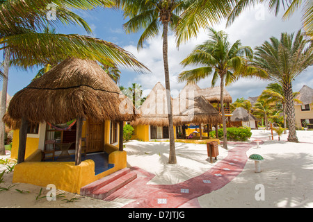 Mahekal Beach Resort, hébergement de style cabana sur la plage à Playa del Carmen, Mexique Banque D'Images